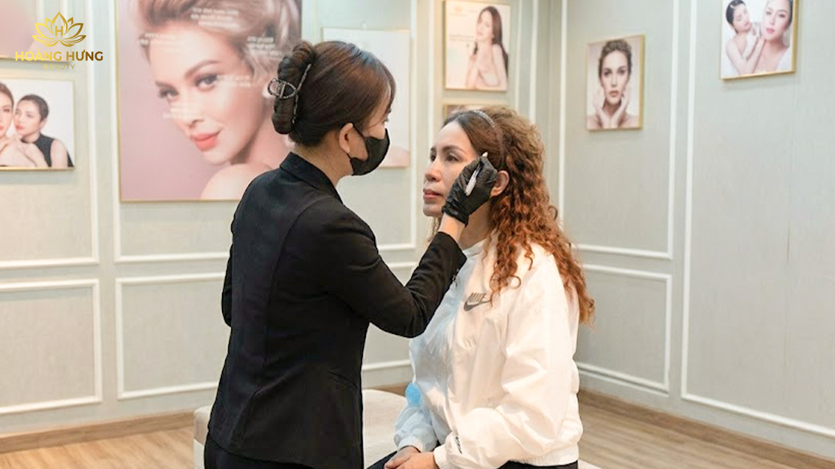 Chuyên gia tại Hoàng Hưng Beauty tư vấn trước khi xóa sửa chân mày