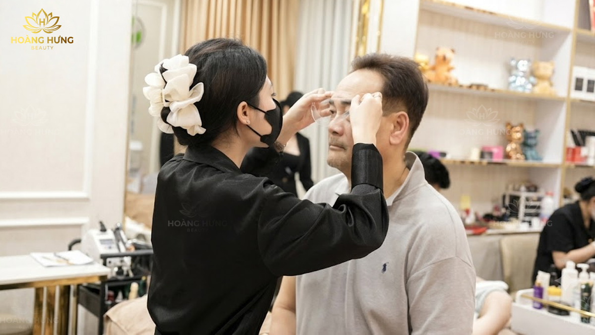Đo vẽ lại hình dáng trước khi sửa chân mày tại Hoàng Hưng Beauty