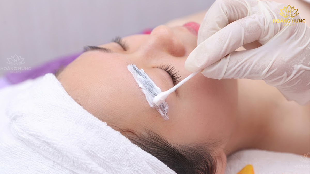Xăm Chân Mày Có Đau Không? 5 Yếu Tố Ảnh Hưởng Đến Mức Độ Đau 3 Ủ tê trước khi phun xăm chân mày