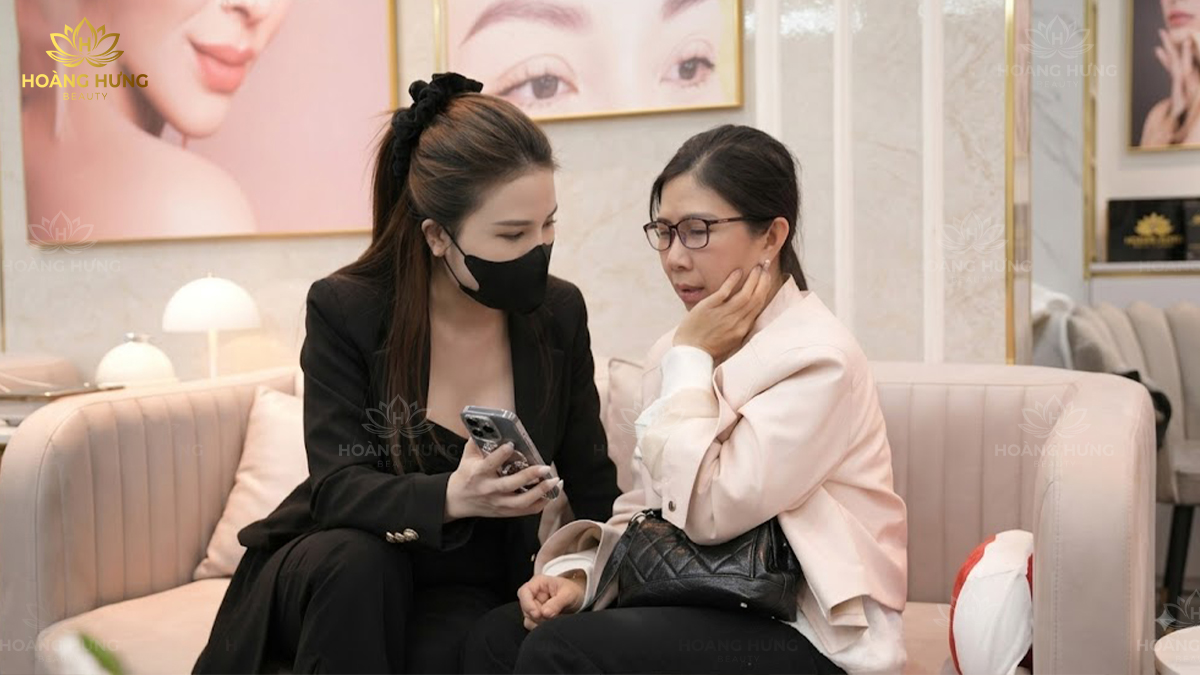 Với lịch sử đã từng phun lông mày, việc đánh giá nền cũ là bước quan trọng trước khi quyết định kỹ thuật và thời điểm thực hiện