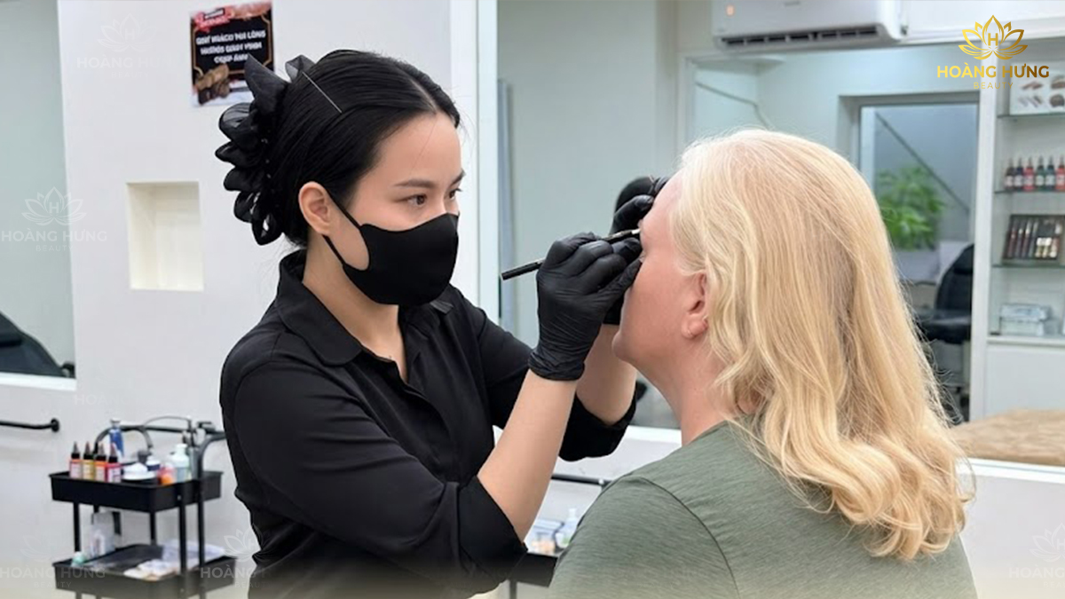 Xăm Chân Mày Có Đau Không? 5 Yếu Tố Ảnh Hưởng Đến Mức Độ Đau 1 Phun xăm chân mày có đau không?