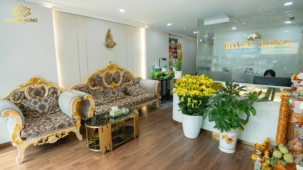 Bên trong khu vực tư vấn và tiếp đón khách hàng tại Hoàng Hưng Beauty