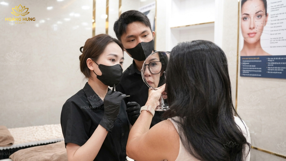 Khách hàng được tư vấn kỹ càng trước khi lựa chọn dịch vụ phun xăm chân mày phù hợp
