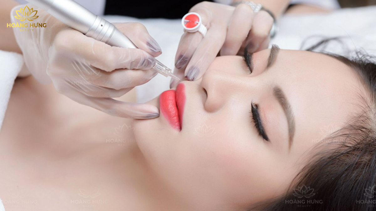 Phun môi collagen tạo màu môi tươi tắn tự nhiên