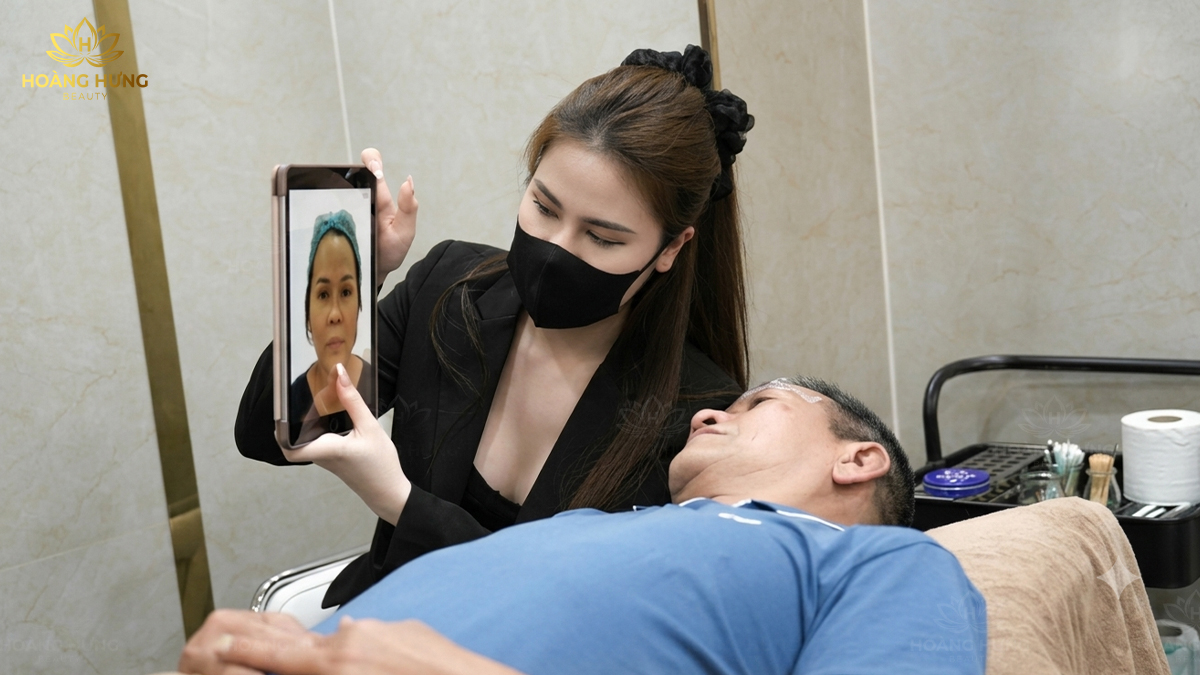Tại Hoàng Hưng Beauty, quý khách được tư vấn kỹ càng trong từng giai đoạn khi làm dịch vụ phun xăm chân mày